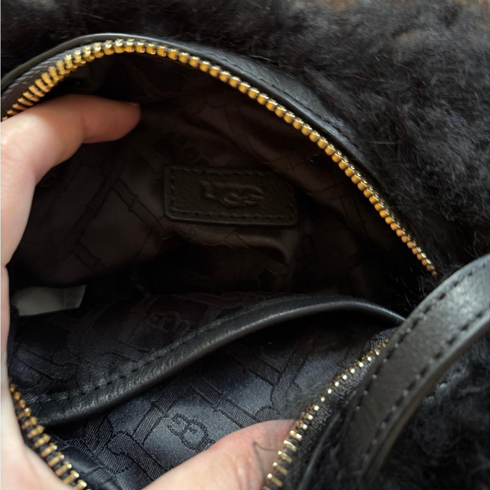 Black UGG Mongolian crossbody - Picture 2 of 3